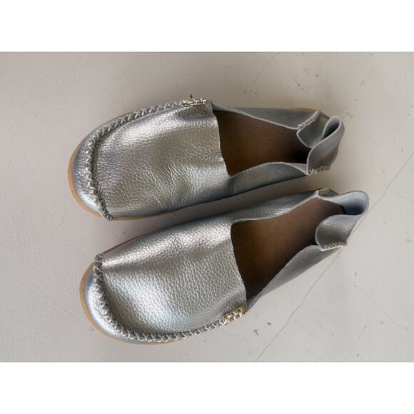 Venus Celia Women's Silver Comfort Leather Moccasins Size 11 - Picture 3 of 7